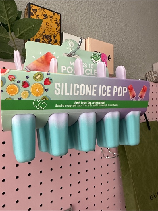 gourmet home products Other - Reusable Silicone Ice Pop Molds in Mint Green and Light Pink |
